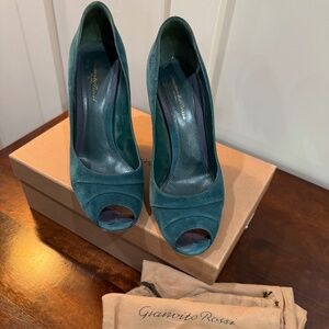Gianvito Rossi Pelle Camoscio Pavone Suede Heels (Teal) 85